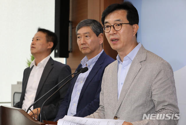 【세종=뉴시스】강종민 기자 = 공정거래법 전면개편 특별위원회 유진수 위원장(가운데)과 이봉의 경쟁법제 분과위원장, 이황 절차법제 분과위원장이 지난 27일 정부세종청사에서 '공정거래법 전면개편 방안 최종보고서'를 발표하고 있다. 2018.07.29.&nbsp; ppkjm@newsis.com