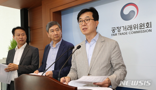 【세종=뉴시스】강종민 기자 = 공정거래법 전면개편 특별위원회 유진수 위원장(가운데)과 이봉의 경쟁법제 분과위원장, 이황 절차법제 분과위원장이 지난 27일 정부세종청사에서 '공정거래법 전면개편 방안 최종보고서'를 발표하고 있다. 2018.07.29.&nbsp; ppkjm@newsis.com