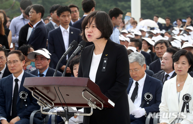 【서울=뉴시스】박영태 기자 = 27일 서울 영등포구 여의도 국회 정현관에서 열린 故 노회찬 정의당 원내대표의 영결식에서 이정미 대표가 조사를 하고 있다. 2018.07.27.since1999@newsis.com