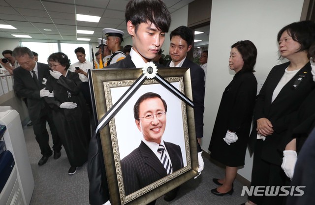 【서울=뉴시스】박영태 기자 = 지난 7월27일 정의당 이정미 대표와 심상정 의원 등 유가족들이 고 노회찬 정의당 원내대표의 국회장 영결식을 치른 후 영정을 들고 살아 생전에 사용했던 국회 의원회관 사무실을 둘러보고 있다. 2018.07.27. photo@newsis.com