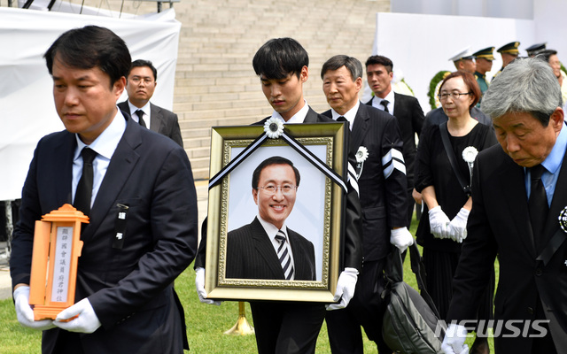 【서울=뉴시스】박영태 기자 = 27일 서울 영등포구 여의도 국회 정현관에서 열린 故 노회찬 정의당 원내대표의 영결식이 끝난 후 고인의 영정이 의원회관으로 향하고 있다. 2018.07.27.photo@newsis.com