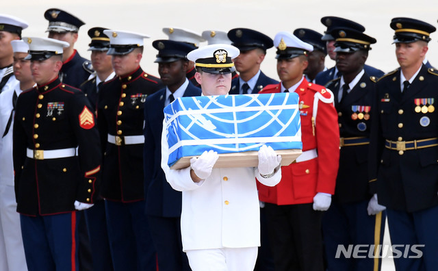 【평택=뉴시스】사진공동취재단 = 정전협정 체결 65주년을 맞은 27일 한국전쟁 중 북측에서 사망한 미군의 유해가 북한 원산 갈마비행장에서 경기도 평택 오산공군기지로 송환되고 있다.&nbsp; 앞서 미국과 북한은 15일 판문점에서 열린 군 장성급회담에서 미군 유해를 넘겨주는 데 합의했다. 2018.07.27&nbsp; photo@newsis.com