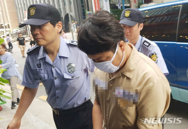 【서울=뉴시스】옥성구 기자 = '드루킹 댓글 조작 의혹'사건으로 구속 수감된 '초뽀' 김모씨가 조사를 받기 위해 지난 27일 서울 서초구 특검 사무실로 출석하고 있다. 2018.07.27. castlenine@newsis.com