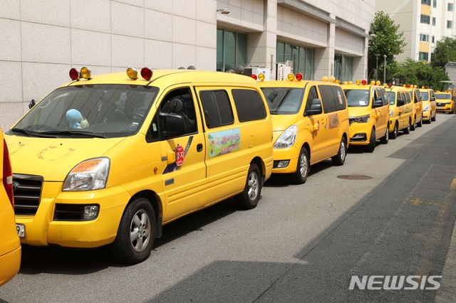 【서울=뉴시스】 27일 성동구청에서 어린이집 차량 30여대에 ‘슬리핑차일드체크(갇힘 예방)’ 시스템을 부착하고 운전기사들이 시연하고 있다.&nbsp; 슬리핑차일드체크시스템은 스마트폰과 NFC(근거리무선통신)을 활용한 시스템으로 어린이집 도착 시 운전자는 모든 아동의 하차를 확인한 후 통학차량 제일 뒷좌석과 차량 외부에 설치한 NFC에 태그하여 학부모, 어린이집, 구 관제센터에 어린이의 안전하차를 확인시켜 주는 것이다. 2018.07.27. (사진=성동구 제공) photo@newsis.com