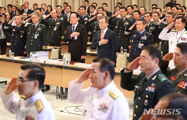 【서울=뉴시스】박진희 기자 = 문재인 대통령이 27일 청와대 영빈관에서 열린 전군 주요 지휘관 회의 국방개혁2.0 보고대회에 참석하여 국민의례를 하고 있다. 2018.07.27. pak7130@newsis.com 