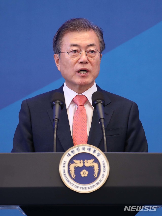 【서울=뉴시스】박진희 기자 = 문재인 대통령이 27일 청와대 영빈관에서 열린 전군 주요 지휘관 회의 국방개혁2.0 보고대회에 참석하여 모두발언을 하고 있다. 2018.07.27.pak7130@newsis.com