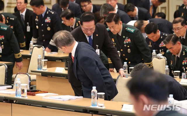 【서울=뉴시스】박진희 기자 = 문재인 대통령이 27일 청와대 영빈관에서 열린 전군 주요 지휘관 회의 국방개혁2.0 보고대회에 참석한 가운데 송영무 국방부 장관이 문 대통령의 착석을 도와주고 있다. 2018.07.27.&nbsp; pak7130@newsis.com 