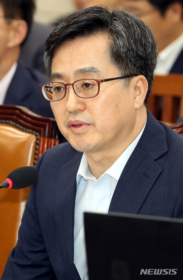 【서울=뉴시스】이종철 기자 = 27일 오후 서울 여의도 국회에서 열린 국회 후반기 기획재정위 첫 전체회의에 참석한 김동연 부총리 겸 기획재정부 장관이 의원들의 질의에 답변하고 있다. 2018.07.27.&nbsp; jc4321@newsis.com