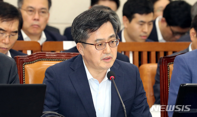 【서울=뉴시스】이종철 기자 = 27일 오후 서울 여의도 국회에서 열린 국회 후반기 기획재정위 첫 전체회의에 참석한 김동연 부총리 겸 기획재정부 장관이 의원들의 질의에 답변하고 있다. 2018.07.27.&nbsp; jc4321@newsis.com