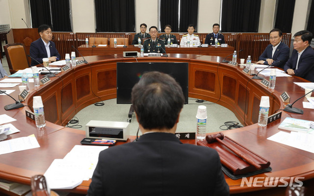 【서울=뉴시스】이종철 기자 = 이석구 기무사령관이 27일 오후 서울 여의도 국회에서 열린 정보위 전체회의에 출석, 회의 시작을 기다리고 있다. 2018.07.27.&nbsp; jc4321@newsis.com