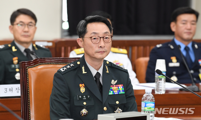 【서울=뉴시스】이종철 기자 = 이석구 기무사령관이 27일 오후 서울 여의도 국회에서 열린 정보위 전체회의에 출석, 회의 시작을 기다리고 있다. 2018.07.27. jc4321@newsis.com