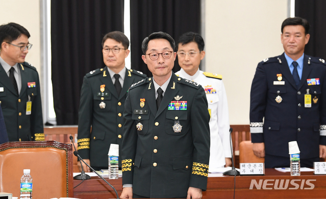 【서울=뉴시스】이종철 기자 = 이석구 기무사령관이 27일 오후 서울 여의도 국회에서 열린 정보위 전체회의에 출석, 회의 시작을 기다리고 있다. 2018.07.27.&nbsp; jc4321@newsis.com