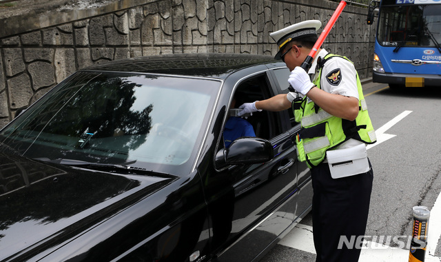 【서울=뉴시스】이영환 기자 = 자료사진. 음주운전 단속 모습이다. 2018.10.05.&nbsp; 20hwan@newsis.com