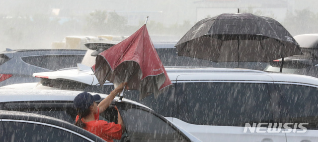 【천안=뉴시스】강종민 기자 = 폭염이 기승을 부린 27일 오후 충남 천안삼거리 휴게소에서 시민들이 갑자기 쏟아지는 비를 맞으며 이동하고 있다. 2018.07.27.&nbsp; ppkjm@newsis.com