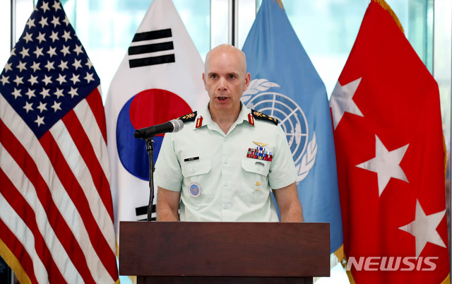 【파주=뉴시스】김진아 기자 = 지난 7월 판문점 자유의집에서 열린 6.25전쟁 정전협정 65주년 기념식에서 웨인 에어 유엔군사령부 부사령관이 기념사를 하고 있다. 2018.07.27. bluesoda@newsis.com