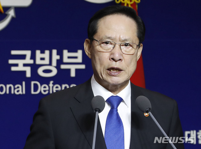 【서울=뉴시스】최동준 기자 = 송영무 국방부 장관이 27일 서울 용산구 국방부 청사 브리핑실에서 국방개혁 2.0 기본 방향 발표를 하고 있다. 2018.07.27.&nbsp; photocdj@newsis.com