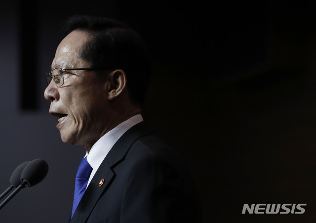 【서울=뉴시스】최동준 기자 = 송영무 국방부 장관이 27일 서울 용산구 국방부 청사 브리핑실에서 국방개혁 2.0 기본 방향 발표를 하고 있다. 2018.07.27. photocdj@newsis.com