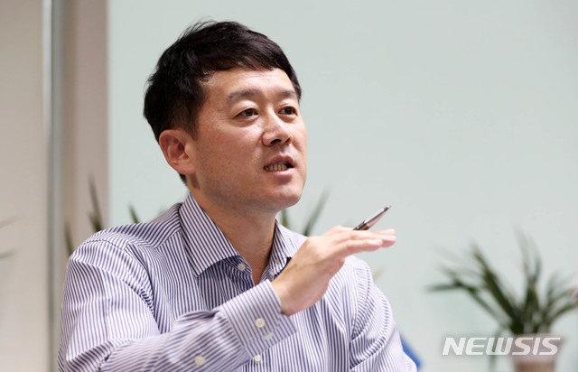 【서울=뉴시스】홍효식 기자 = 윤희도 한국투자증권 리서치센터장이 지난 26일 오후 서울 여의도 한국투자증권 내 사무실에서 뉴시스와 인터뷰를 하고 있다. 2018.07.29. yesphoto@newsis.com