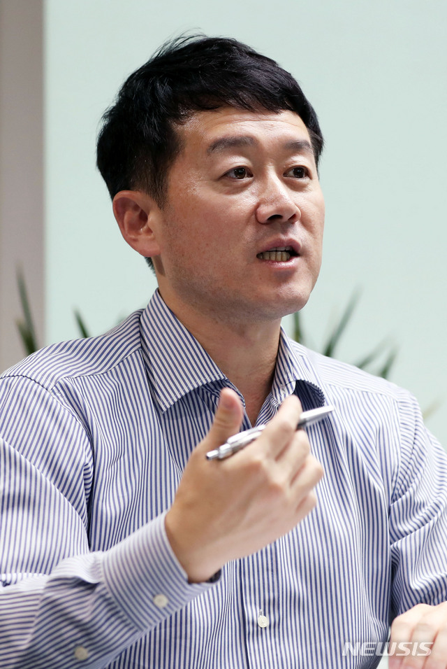 【서울=뉴시스】홍효식 기자 = 윤희도 한국투자증권 리서치센터장이 지난 26일 오후 서울 여의도 한국투자증권 내 사무실에서 뉴시스와 인터뷰를 하고 있다. 2018.07.29. yesphoto@newsis.com