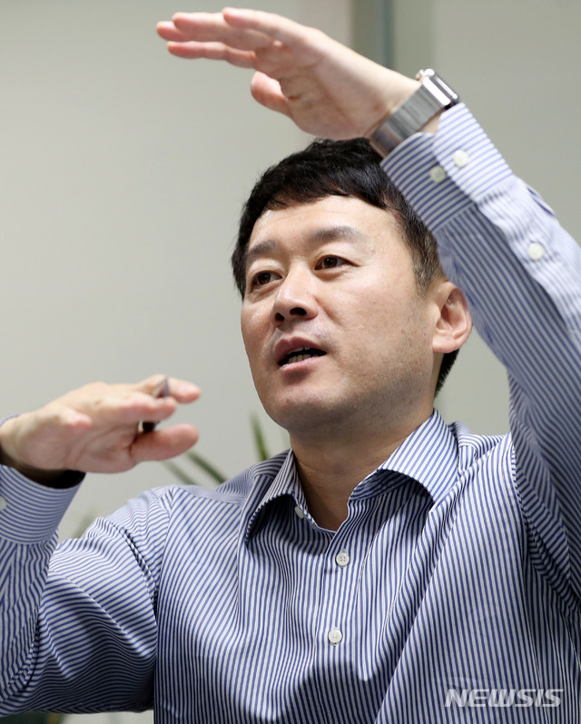 【서울=뉴시스】홍효식 기자 = 윤희도 한국투자증권 리서치센터장이 지난 26일 오후 서울 여의도 한국투자증권 내 사무실에서 뉴시스와 인터뷰를 하고 있다. 2018.07.29. yesphoto@newsis.com