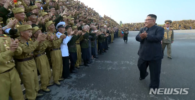 【서울=뉴시스】북한 김정은 국무위원장이 지난 26일 정전협정 체결 65주년을 맞아 조국해방전쟁참전열사묘를 참배, 제5차 전국노병대회 참가자들을 만나 기념촬영을 했다고 27일 조선중앙TV가 보도하고 있다. 2018.07.27. (출처=조선중앙TV 캡처) photo@newsis.com