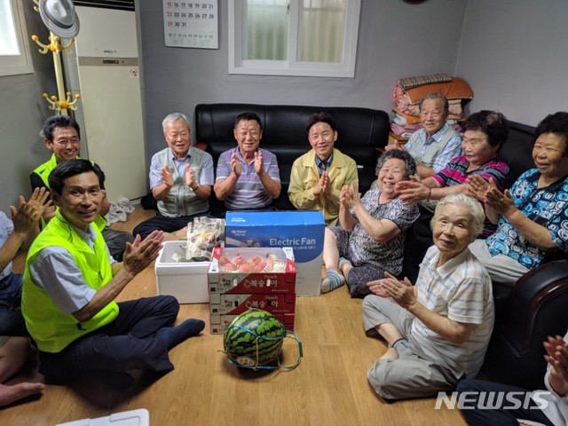 【서울=뉴시스】농협중앙회 허식 부회장(왼쪽에서 5번째)은 28일 경기 용인 구성농협 관내 취약계층 농업인을 방문, 건강상태 및 애로사항 등을 점검했다. (사진제공 = 농협중앙회) 