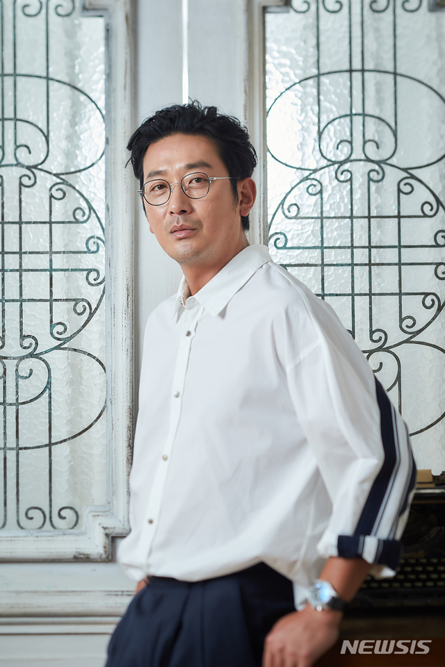 하정우, 결국 '신과함께'끼리 싸움···그럼 최소 천만명인데