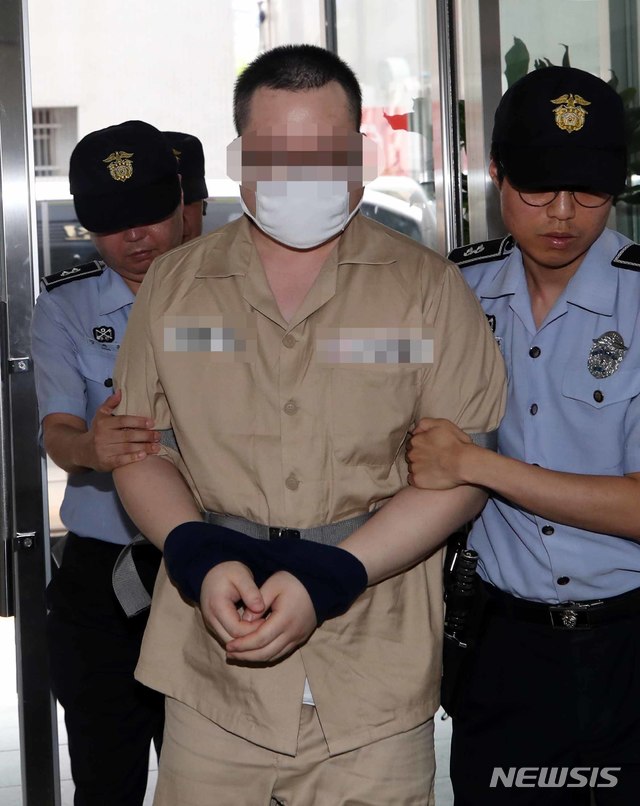 【서울=뉴시스】고범준 기자 = 드루킹 댓글 여론조작 사건의 인물인 우모 씨(필명 둘리)가 조사를 받기 위해 지난 7월28일 오후 서울 서초구 특검 사무실로 소환되고 있다. 2018.07.28. bjko@newsis.com