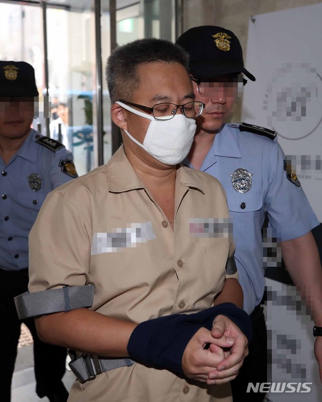 【서울=뉴시스】고범준 기자 = 댓글조작 의혹과 관련 드루킹 김모 씨가 조사를 받기 위해 28일 오후 서울 서초구 특검 사무실로 소환되고 있다. 2018.07.28.&nbsp; bjko@newsis.com