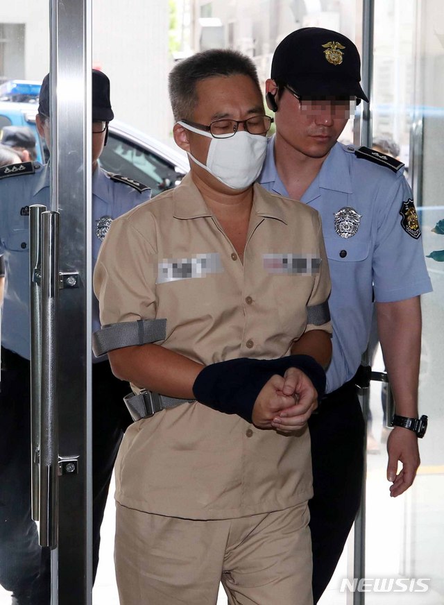 【서울=뉴시스】고범준 기자 = 댓글조작 의혹과 관련 드루킹 김모 씨가 조사를 받기 위해 28일 오후 서울 서초구 특검 사무실로 소환되고 있다. 2018.07.28.&nbsp; bjko@newsis.com