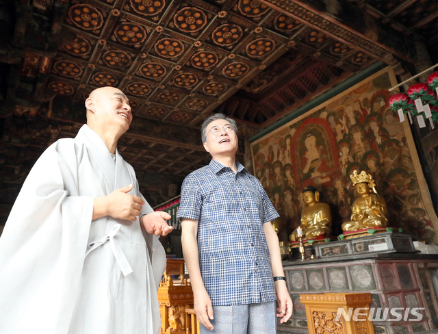 【서울=뉴시스】 문재인 대통령과 김정숙 여사는 28일 경북 안동의 봉정사(鳳停寺)를 찾아 모처럼 교외에서 주말 휴식을 취하며 봉정사의 유네스코 세계문화유산 등재를 축하했다. 문 대통령이 이날 오전 유네스코 세계문화유산에 등록된 경북 안동 봉정사를 찾아 주지 자현스님과 대웅전을 살펴보고 있다. 문 대통령은 유네스코 등록 산사와 산지승원 7개 중 유일하게 가보지 못한 봉정사를 오늘 휴일을 맞아 방문했다고 청와대는 설명했다. 2018.07.28. (사진=청와대 제공)&nbsp;&nbsp; photo@newsis.com