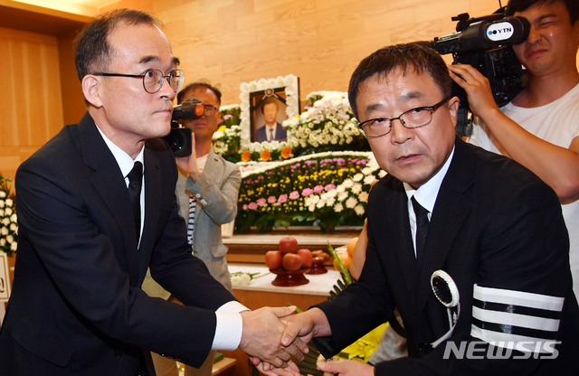 【부산=뉴시스】 하경민 기자 = 문무일 검찰총장이 28일 오후 부산 부산진구 시민장례식장에 마련된 고 박종철 열사의 아버지 박정기 씨의 빈소를 조문한 이후 유가족을 위로하고 있다. 2018.07.28.  yulnetphoto@newsis.com