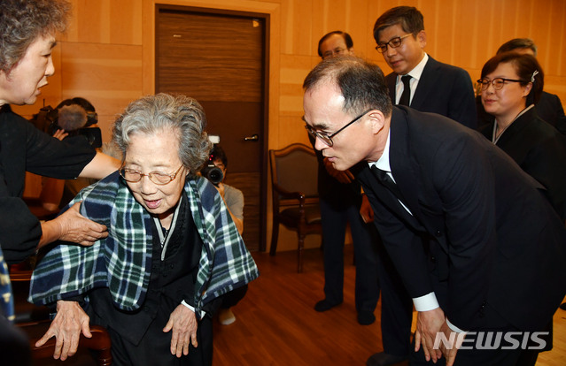 [부산=뉴시스] 하경민 기자 = 고 박종철 열사 어머니 정차순씨. 사진은 지난 2018년 7월28일 부산 부산진구 시민장례식장에 마련된 남편 박정기 씨의 빈소를 조문한 문무일 당시 검찰총장과 인사하는 모습. 2018.07.28. photo@newsis.com