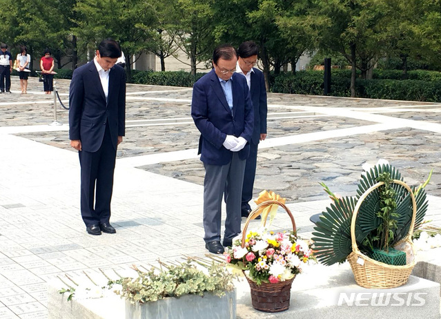 【서울=뉴시스】이영환 기자 = 더불어민주당 이해찬 당대표 후보가 28일 경남 김해 봉하마을 고 노무현 전 대통령의 묘역을 참배하고 있다. 2018.07.28.(사진=이해찬 의원실 제공) photo@newsis.com