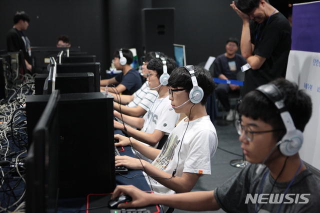 【안동=뉴시스】류상현 기자 = 28일 경주 하이코에서 e스포츠대회가 한창 진행되고 있다. 2018.07.29 (사진=경북도 제공) photo@newsis.com