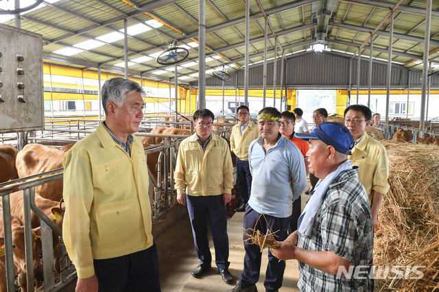【정선=뉴시스】김태식 기자 = 29일 최승준(왼쪽) 강원 정선군수가 연일 계속되고 있는 폭염에 관내 농가를 방문해 긴급 현장점검을 하고 있다. 2018.07.29.(사진=정선군청 제공) photo＠newsis.com