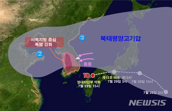 【서울=뉴시스】이예슬 기자 =  29일 기상청에 따르면 제12호 태풍 종다리(JONGDARI)는 오후 3시 현재 일본 오사카 서쪽 약 360㎞ 부근 육상에서 열대저압부로 약화됐다. 앞으로 느린 속도로 제주도 남쪽 해상으로 진출할 것으로 전망된다. (제공=기상청)