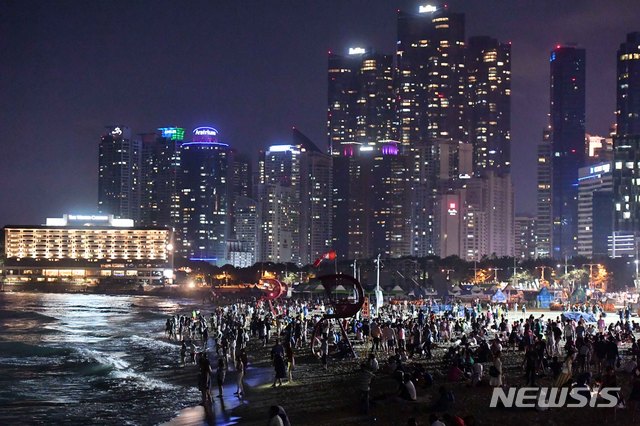 【부산=뉴시스】 하경민 기자 = 29일 새벽 부산 해운대해수욕장을 찾은 시민과 관광객들이 백사장을 가득 메운 채 더위를 식히고 있다. 2018.07.29.  yulnetphoto@newsis.com