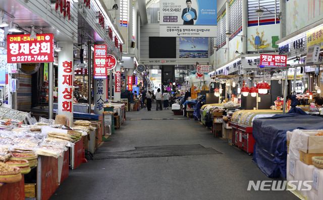 【서울=뉴시스】최진석 기자 = 소비심리가 위축되며 자영업자들의 체감경기가 하락세를 보이고 있는 29일 오전 서울 중구 한 시장이 본격적인 휴가 시즌과 겹치며 한산한 모습을 보이고 있다.이날 한 상인은 "올 초만 해도 이렇지 않았는데 최근 몇 달 사이에 급격하게 손님도 줄고 장사가 안 된다"고 말했다. 2018.07.29. myjs@newsis.com