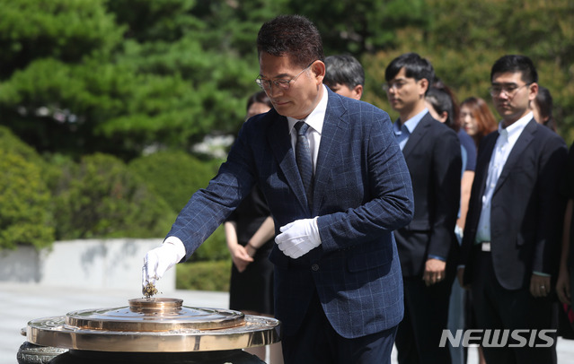 【서울=뉴시스】임태훈 기자 = 송영길 더불어민주당 당대표 후보가 29일 오전 서울 동작구 국립서울현충원을 찾아 현충탑에 참배하고 있다. 2018.07.29.&nbsp;&nbsp; taehoonlim@newsis.com