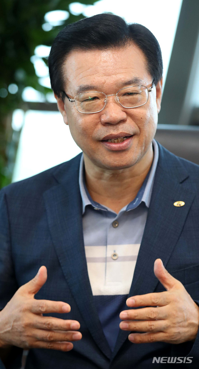 【서울=뉴시스】박주성 기자 = 성장현 용산구청장이 24일 오후 서울 용산구청 구청장실에서 뉴시스와 인터뷰를 하고 있다. 2018.07.29. park7691@newsis.com