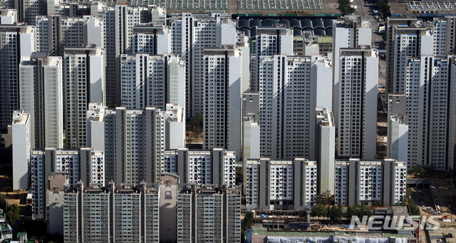 【서울=뉴시스】임태훈 기자 = 문재인 정부의 '8.2 부동산 대책'을 1주년을 앞둔 29일 오후 서울 송파 헬리오시티(가락시영 재건축) 단지가 보이고 있다. 2018.07.29.&nbsp; taehoonlim@newsis.com