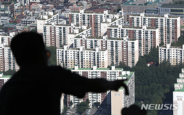 【서울=뉴시스】임태훈 기자 = 문재인 정부의 '8.2 부동산 대책'을 1주년을 앞둔 29일 오후 서울 송파구 잠실 아파트 단지가 보이고 있다. 2018.07.29.&nbsp;&nbsp; taehoonlim@newsis.com