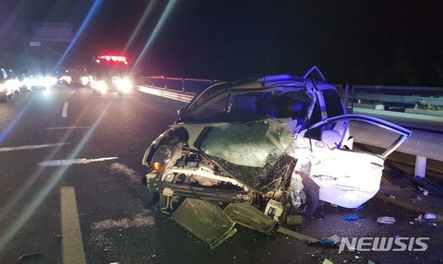 【부안=뉴시스】윤난슬 기자 = 29일 오후 8시 28분께 전북 부안군 변산면 한 교차로 인근에서 마티즈 승용차와 1t 트럭이 충돌했다. 2018.07.29.(사진=부안소방서 제공) photo@newsis.com