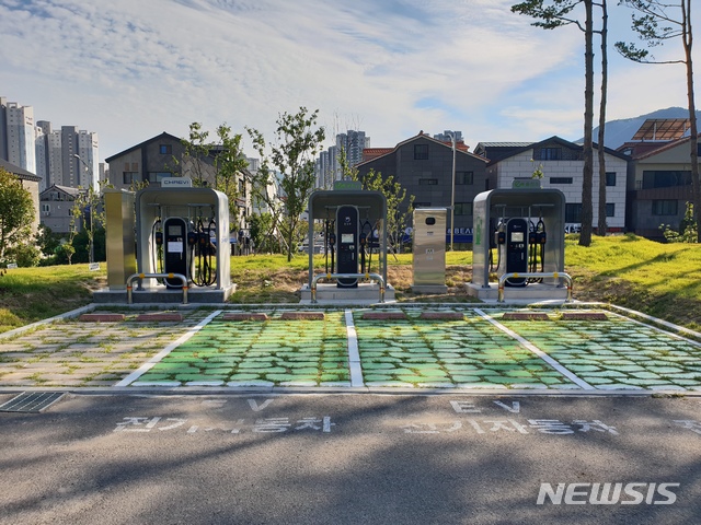 【양산=뉴시스】안지율 기자 = 경남 양산시는 하반기 전기차 30여 대를 추가 보급할 예정이다. 사진은 전기 자동차 충전소. 2018.07.30. (사진=양산시 제공) photo@newsis.com