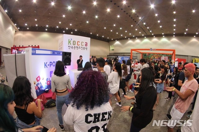  【서울=뉴시스】지난 27일 브라질 포르탈레자에서 열린 '제 2회 K-콘텐츠 쇼케이스 in 브라질'에서 K-POP 커버댄스팀 배틀이 열리고 있다