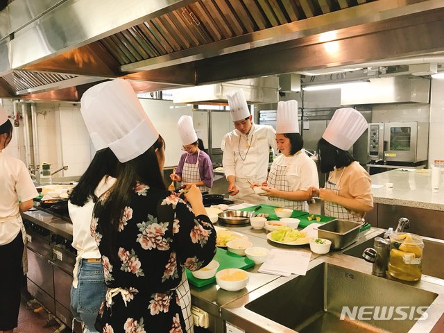 【대전=뉴시스】 우송정보대 '고교생 초청 학과 전공체험 프로그램' 참가 학생들이 요리체험을 하고 있다.(사진=우송정보대 제공)