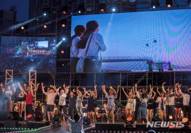  【부산=뉴시스】허상천 기자 = 부산시는 폭염과 계속되는 열대야로 뜨거운 여름밤의 열기를 식혀 줄 '현인가요제'를 8월 2일부터 5일까지 나흘간 부산 송도해수욕장 특설무대에서 개최한다고 30일 밝혔다. 사진은 지난해 행사 장면. 2018.07.30. (사진 = 부산시 제공) photo@newsis.com