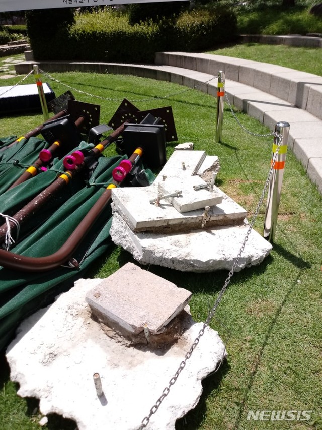 【서울=뉴시스】 손대선 기자 = 30일 오전 중구청 잔디광장에 옮겨진 무더위 그늘막. 이 그늘막은 지난 27일 중구가 철거한 것이다. sds1105@newsis.com&nbsp; 