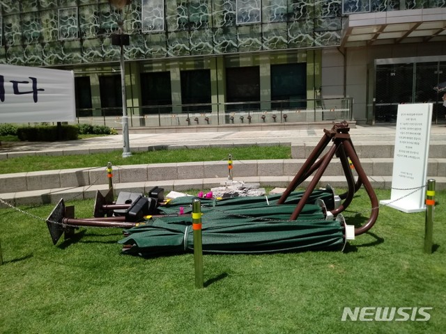 【서울=뉴시스】 손대선 기자 = 30일 서울시청 광장 앞에 설치됐다가 철거돼 중구청 잔디광장으로 옮겨져 전시되고 있는 무더위 그늘막.&nbsp; sds1105@newsis.com 